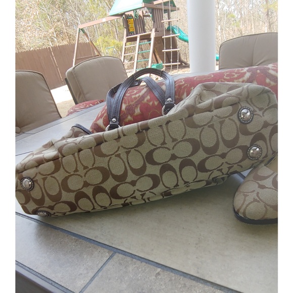 Gorgeous Coach Handbag! - Picture 3 of 7